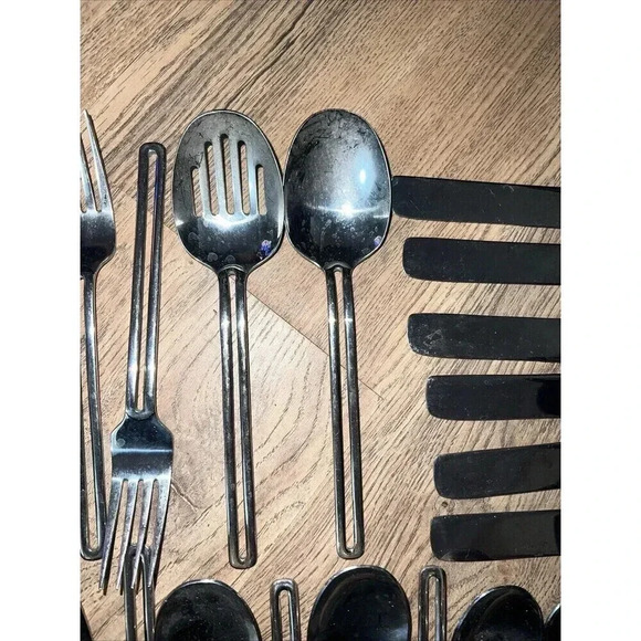 TOWLE NORDIC 18/10 STAINLESS FLATWARE - 34 PIECES Lot Table Of 6 Set - Picture 5 of 9